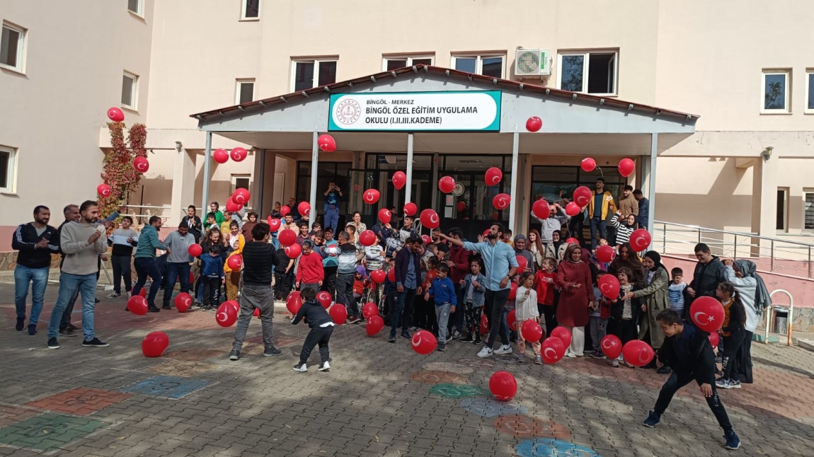 Okulumuzda Cumhuriyetin 100.Yılı Kapsamında Balon Uçurma etkinliği yapıldı.